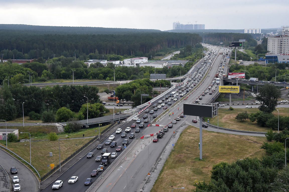 В Екатеринбурге раньше срока открыли выезды на большой развязке Луганской и  Объездной - «Уральский рабочий»